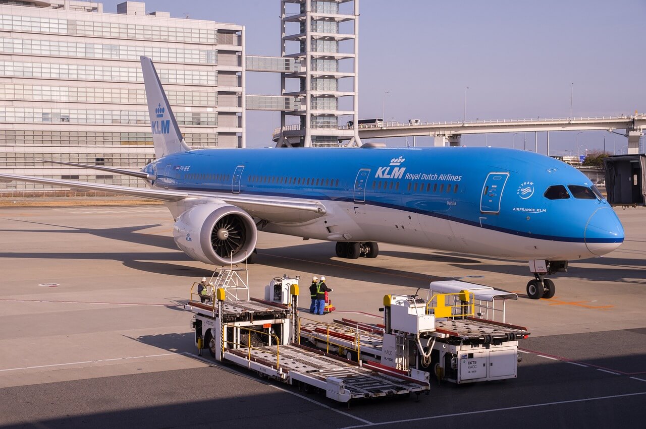 How to balance the price and transportation efficiency of international freight forwarders exporting