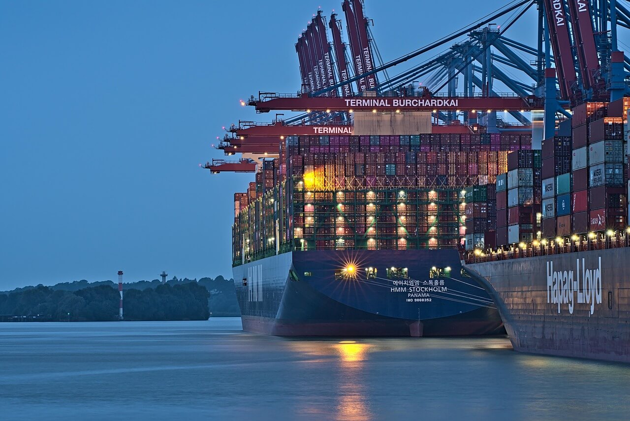 What are the payment methods for freight forwarders exporting to the United Arab Emirates?