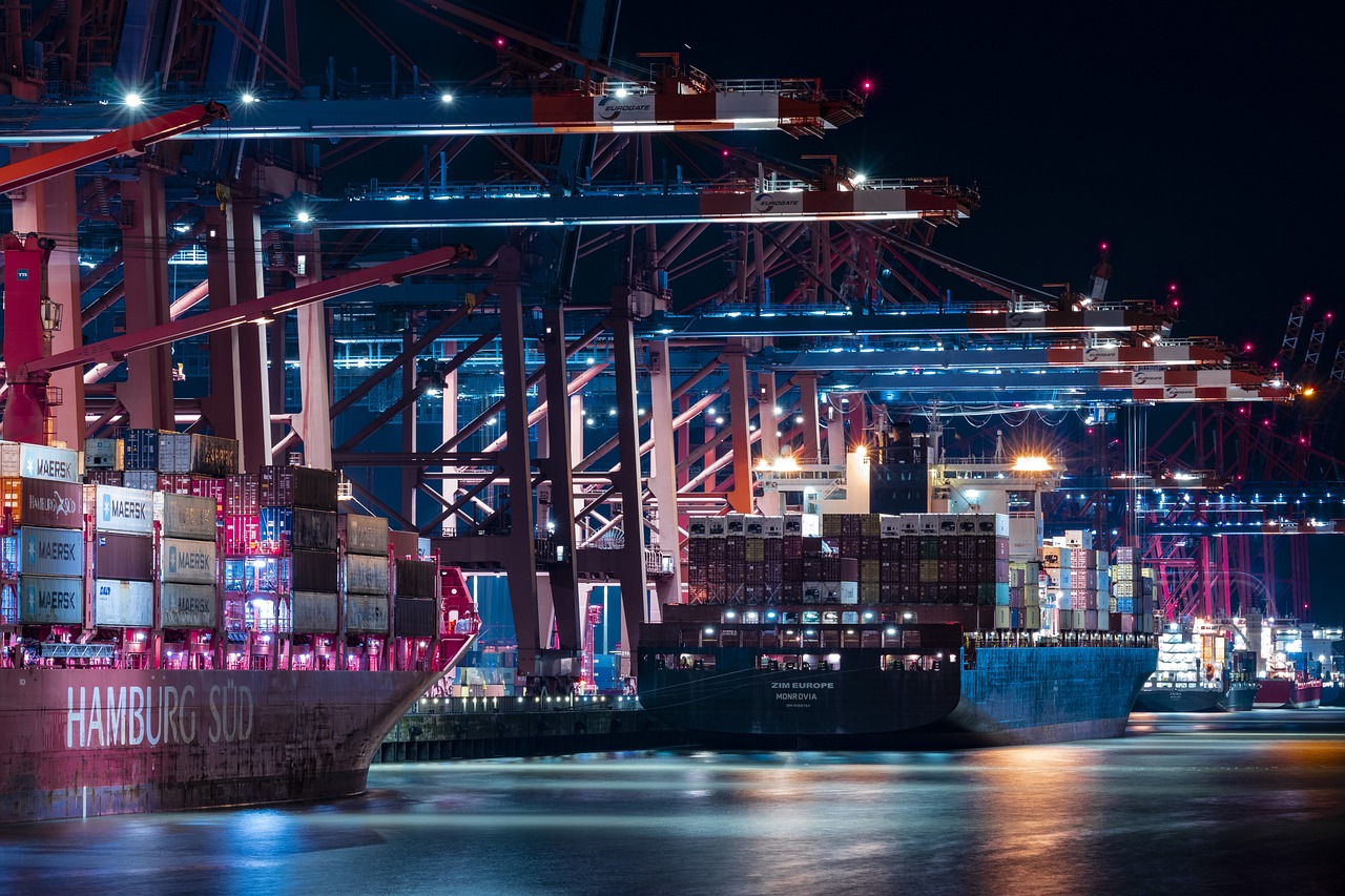 What are the precautions for international shipping when transporting goods from China to Dubai?