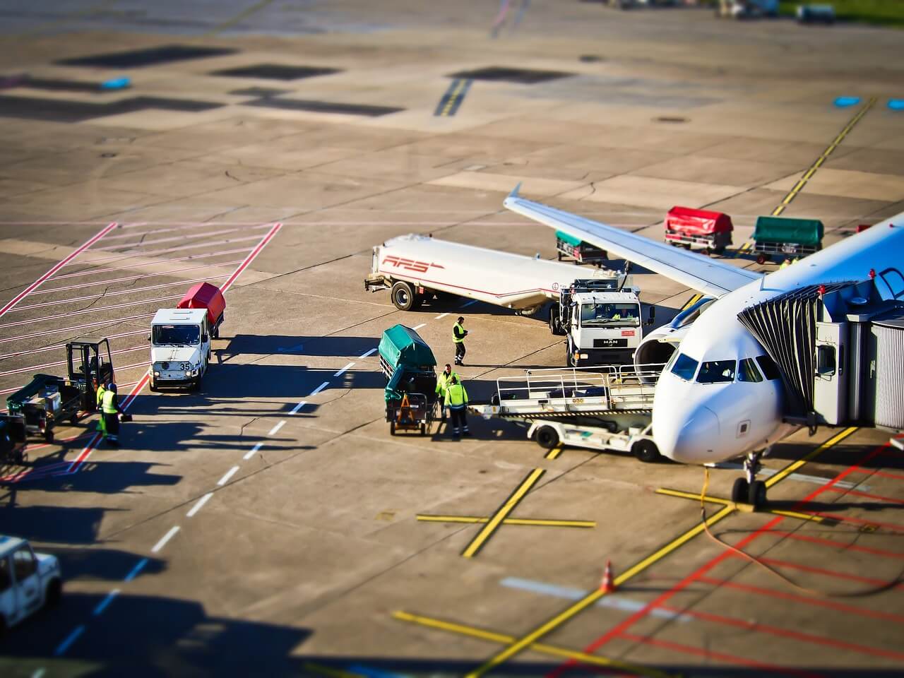 How to choose express delivery services from China to Dubai in international freight?