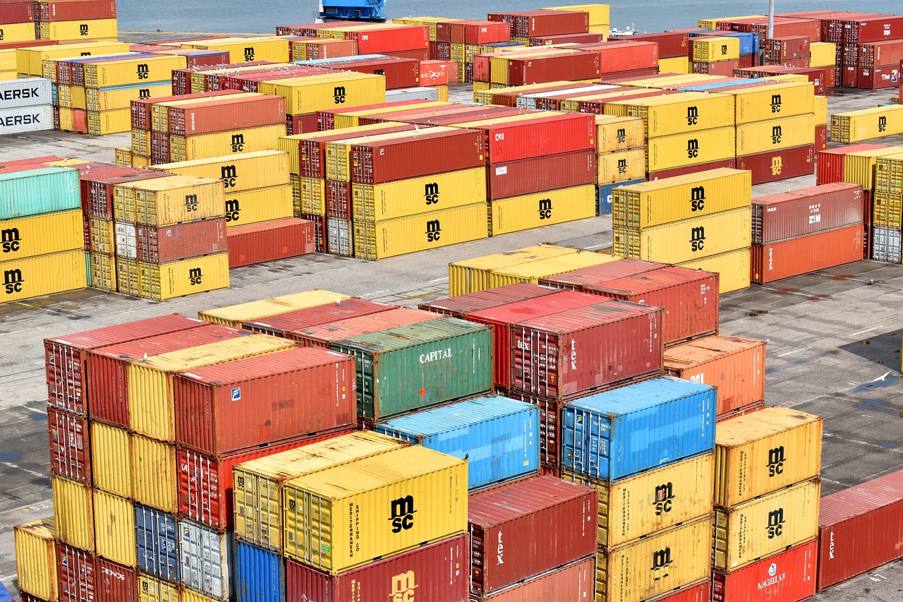 How do Dubai companies plan global freight routes for transportation from China?