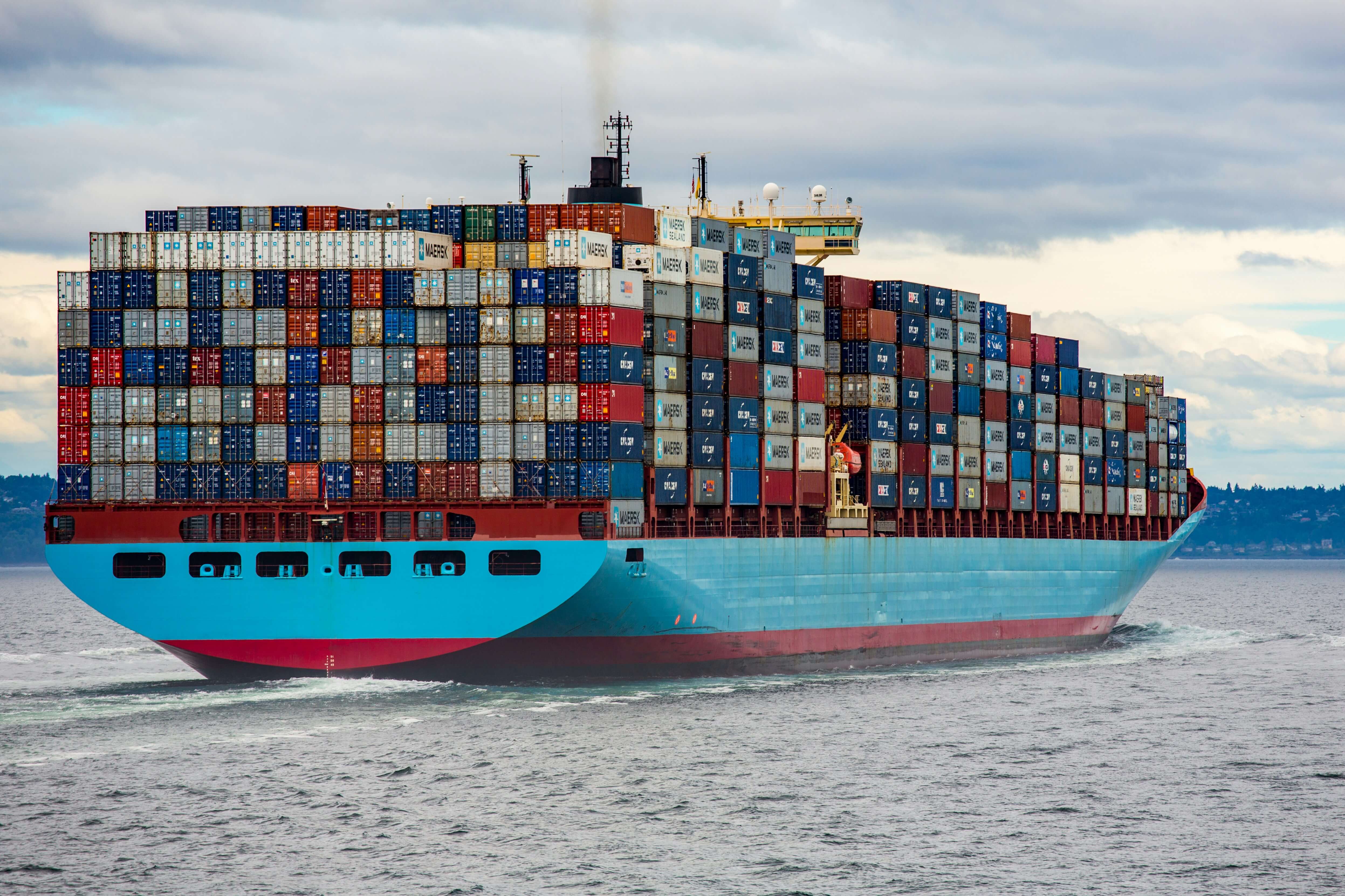 How do freight forwarders handle the delivery time of plastic products by air in Dubai?