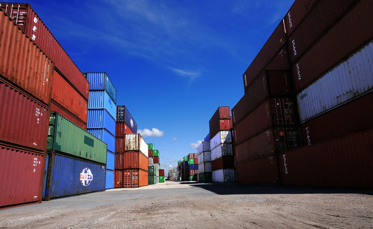 How to optimize freight shipping by utilizing warehousing services from China to the United Arab Emi