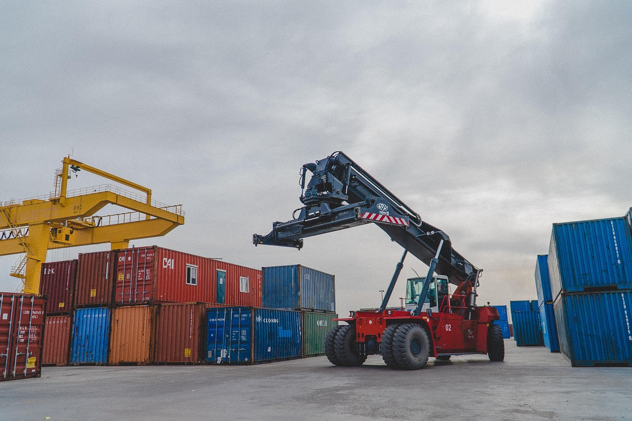 How do freight forwarders handle air freight of dairy products in Dubai?